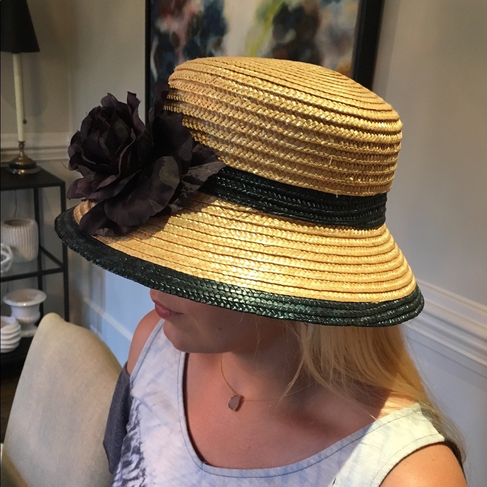 Natural straw hat with navy detail